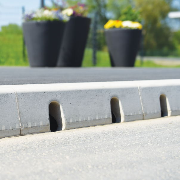 Bordură și rigolă 
ACO Drain KerbDrain
