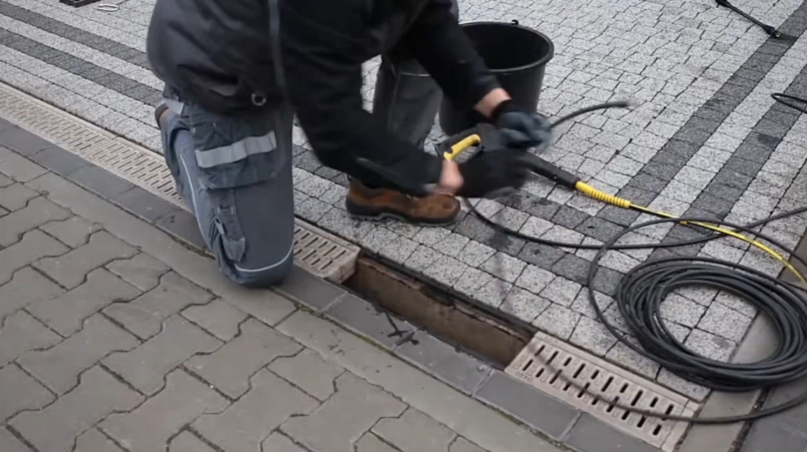 Cum se curăță sistemul de rigole monoblock?